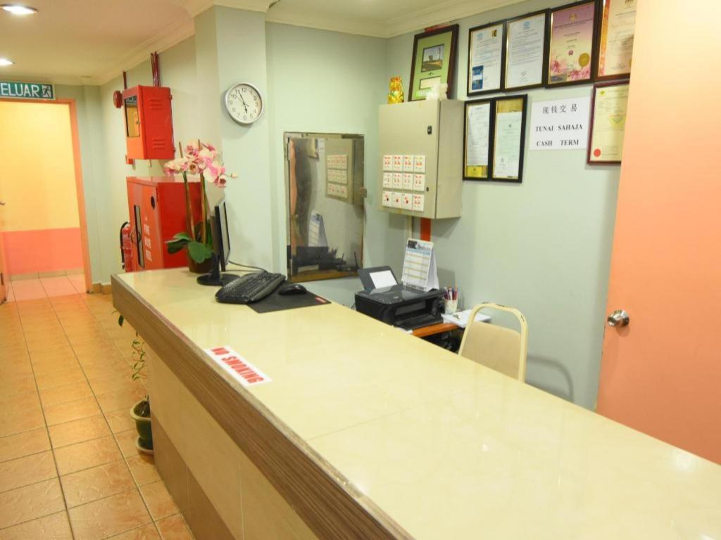 Oyo 89642 Highway Inn Mukah Bagian luar foto